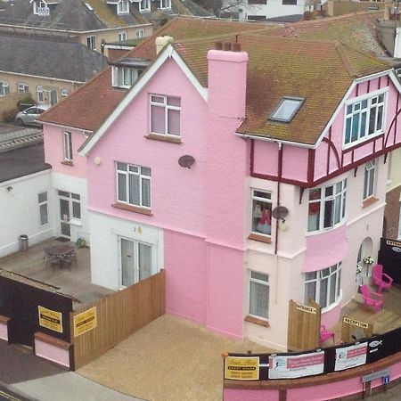 Pink House ,Opposite Beach ,Sleeps 6 , 2 Bedroom Ground Floor Self Contained Garden Flat , Private Entrance , Kitchen , Guaranteed Parking ,Wifi , Movies ,Bathroom ,Fridge , Microwave ,Bedroom 1, Double Bed & 2 Single Beds ,Bedroom 2 , Double Bed Пейнтон Экстерьер фото
