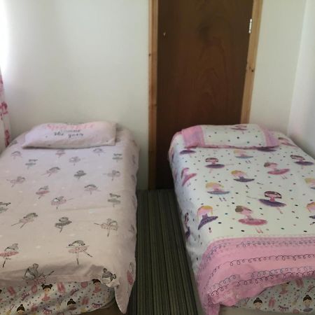 Pink House ,Opposite Beach ,Sleeps 6 , 2 Bedroom Ground Floor Self Contained Garden Flat , Private Entrance , Kitchen , Guaranteed Parking ,Wifi , Movies ,Bathroom ,Fridge , Microwave ,Bedroom 1, Double Bed & 2 Single Beds ,Bedroom 2 , Double Bed Пейнтон Экстерьер фото