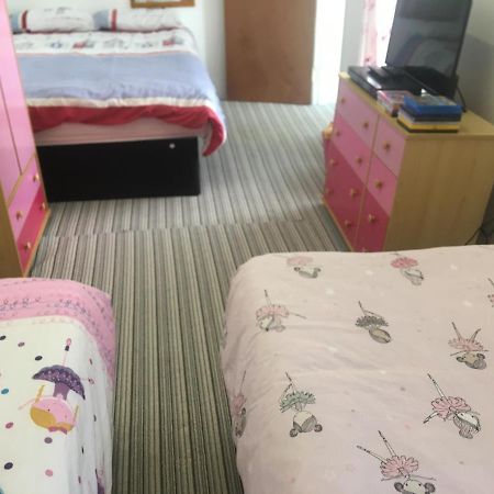 Pink House ,Opposite Beach ,Sleeps 6 , 2 Bedroom Ground Floor Self Contained Garden Flat , Private Entrance , Kitchen , Guaranteed Parking ,Wifi , Movies ,Bathroom ,Fridge , Microwave ,Bedroom 1, Double Bed & 2 Single Beds ,Bedroom 2 , Double Bed Пейнтон Экстерьер фото
