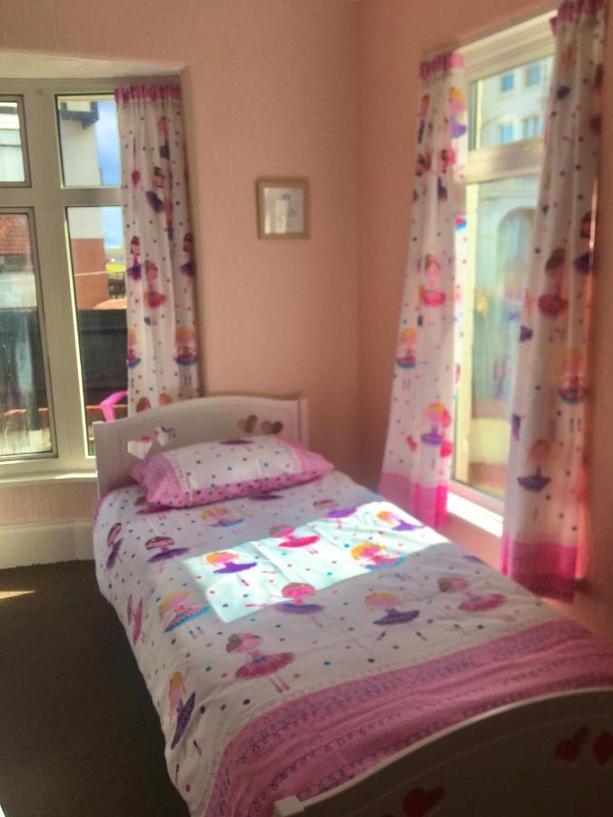 Pink House ,Opposite Beach ,Sleeps 6 , 2 Bedroom Ground Floor Self Contained Garden Flat , Private Entrance , Kitchen , Guaranteed Parking ,Wifi , Movies ,Bathroom ,Fridge , Microwave ,Bedroom 1, Double Bed & 2 Single Beds ,Bedroom 2 , Double Bed Пейнтон Экстерьер фото
