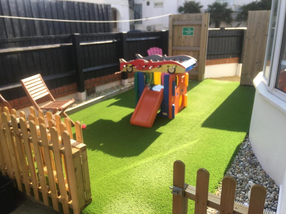 Pink House ,Opposite Beach ,Sleeps 6 , 2 Bedroom Ground Floor Self Contained Garden Flat , Private Entrance , Kitchen , Guaranteed Parking ,Wifi , Movies ,Bathroom ,Fridge , Microwave ,Bedroom 1, Double Bed & 2 Single Beds ,Bedroom 2 , Double Bed Пейнтон Экстерьер фото
