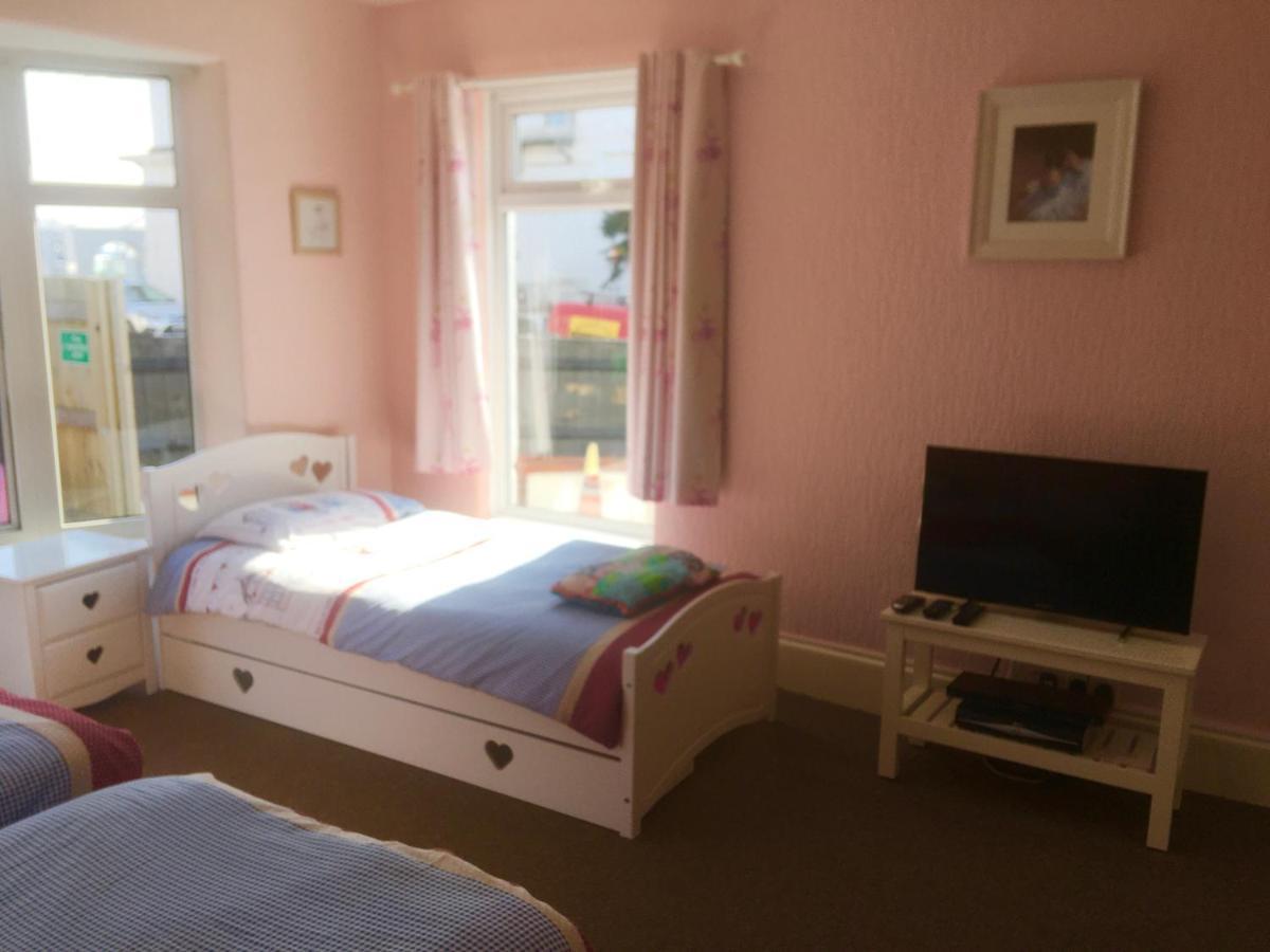 Pink House ,Opposite Beach ,Sleeps 6 , 2 Bedroom Ground Floor Self Contained Garden Flat , Private Entrance , Kitchen , Guaranteed Parking ,Wifi , Movies ,Bathroom ,Fridge , Microwave ,Bedroom 1, Double Bed & 2 Single Beds ,Bedroom 2 , Double Bed Пейнтон Экстерьер фото