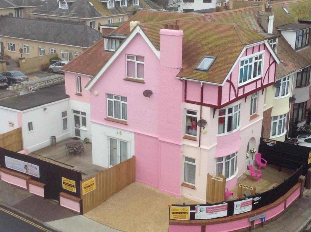 Pink House ,Opposite Beach ,Sleeps 6 , 2 Bedroom Ground Floor Self Contained Garden Flat , Private Entrance , Kitchen , Guaranteed Parking ,Wifi , Movies ,Bathroom ,Fridge , Microwave ,Bedroom 1, Double Bed & 2 Single Beds ,Bedroom 2 , Double Bed Пейнтон Экстерьер фото