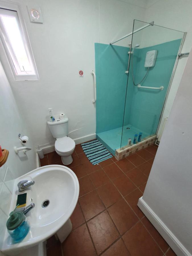 Pink House ,Opposite Beach ,Sleeps 6 , 2 Bedroom Ground Floor Self Contained Garden Flat , Private Entrance , Kitchen , Guaranteed Parking ,Wifi , Movies ,Bathroom ,Fridge , Microwave ,Bedroom 1, Double Bed & 2 Single Beds ,Bedroom 2 , Double Bed Пейнтон Экстерьер фото
