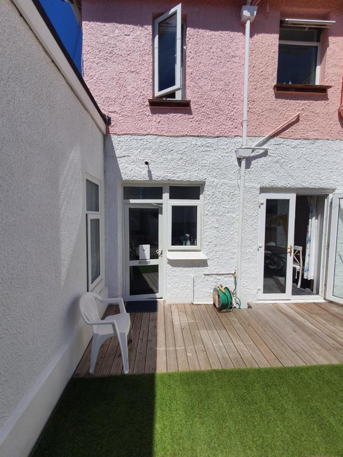Pink House ,Opposite Beach ,Sleeps 6 , 2 Bedroom Ground Floor Self Contained Garden Flat , Private Entrance , Kitchen , Guaranteed Parking ,Wifi , Movies ,Bathroom ,Fridge , Microwave ,Bedroom 1, Double Bed & 2 Single Beds ,Bedroom 2 , Double Bed Пейнтон Экстерьер фото