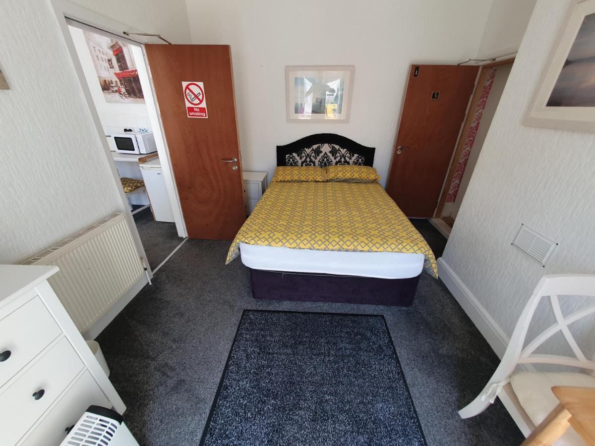 Pink House ,Opposite Beach ,Sleeps 6 , 2 Bedroom Ground Floor Self Contained Garden Flat , Private Entrance , Kitchen , Guaranteed Parking ,Wifi , Movies ,Bathroom ,Fridge , Microwave ,Bedroom 1, Double Bed & 2 Single Beds ,Bedroom 2 , Double Bed Пейнтон Экстерьер фото