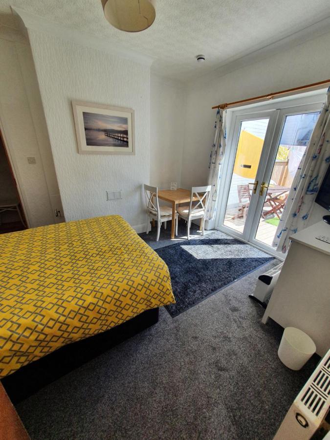 Pink House ,Opposite Beach ,Sleeps 6 , 2 Bedroom Ground Floor Self Contained Garden Flat , Private Entrance , Kitchen , Guaranteed Parking ,Wifi , Movies ,Bathroom ,Fridge , Microwave ,Bedroom 1, Double Bed & 2 Single Beds ,Bedroom 2 , Double Bed Пейнтон Экстерьер фото