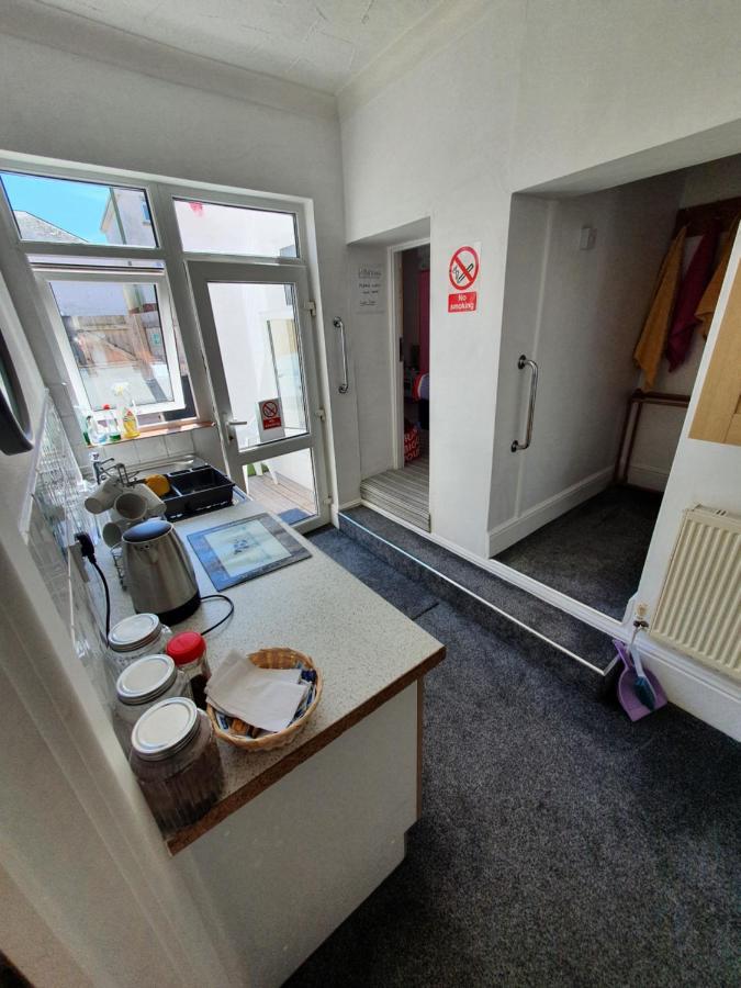Pink House ,Opposite Beach ,Sleeps 6 , 2 Bedroom Ground Floor Self Contained Garden Flat , Private Entrance , Kitchen , Guaranteed Parking ,Wifi , Movies ,Bathroom ,Fridge , Microwave ,Bedroom 1, Double Bed & 2 Single Beds ,Bedroom 2 , Double Bed Пейнтон Экстерьер фото