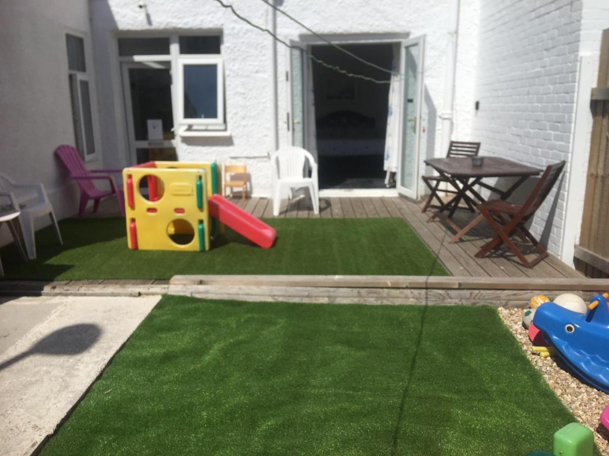 Pink House ,Opposite Beach ,Sleeps 6 , 2 Bedroom Ground Floor Self Contained Garden Flat , Private Entrance , Kitchen , Guaranteed Parking ,Wifi , Movies ,Bathroom ,Fridge , Microwave ,Bedroom 1, Double Bed & 2 Single Beds ,Bedroom 2 , Double Bed Пейнтон Экстерьер фото