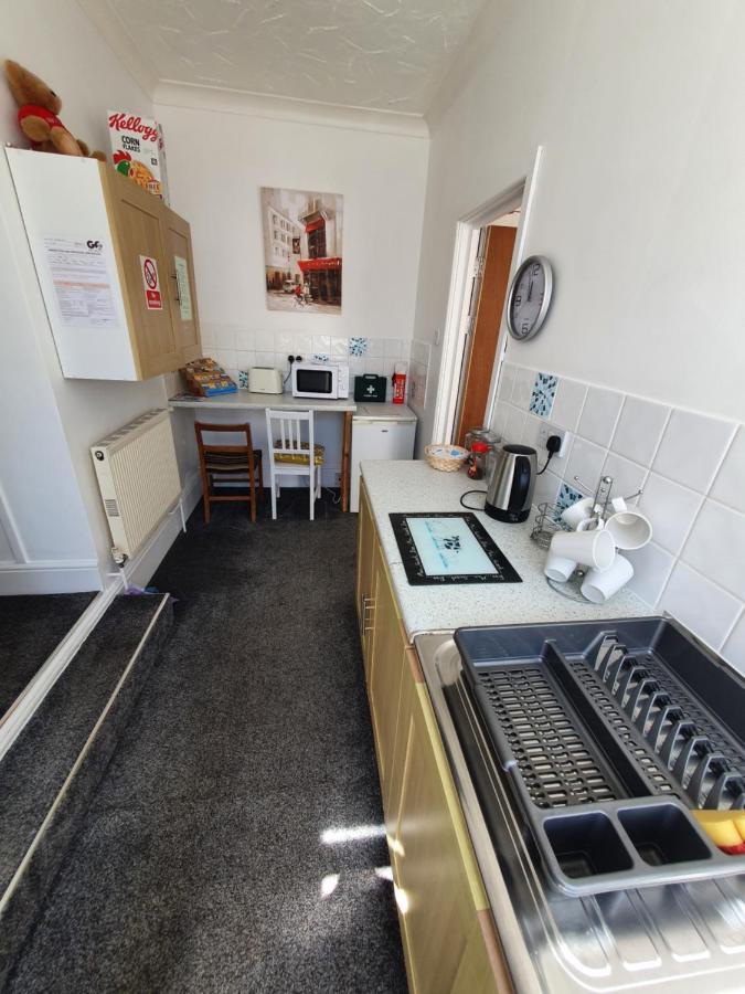 Pink House ,Opposite Beach ,Sleeps 6 , 2 Bedroom Ground Floor Self Contained Garden Flat , Private Entrance , Kitchen , Guaranteed Parking ,Wifi , Movies ,Bathroom ,Fridge , Microwave ,Bedroom 1, Double Bed & 2 Single Beds ,Bedroom 2 , Double Bed Пейнтон Экстерьер фото