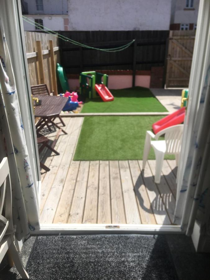 Pink House ,Opposite Beach ,Sleeps 6 , 2 Bedroom Ground Floor Self Contained Garden Flat , Private Entrance , Kitchen , Guaranteed Parking ,Wifi , Movies ,Bathroom ,Fridge , Microwave ,Bedroom 1, Double Bed & 2 Single Beds ,Bedroom 2 , Double Bed Пейнтон Экстерьер фото