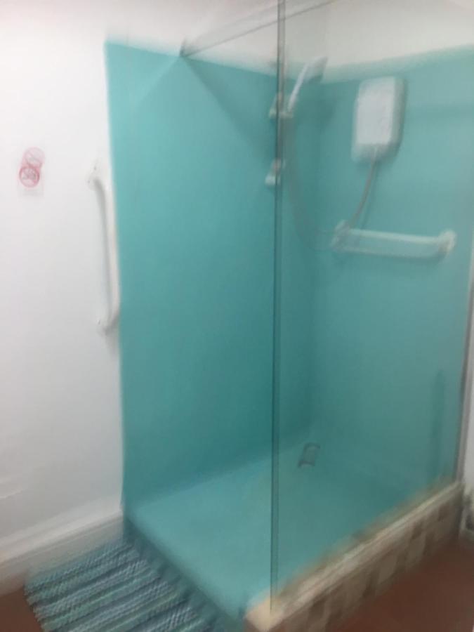 Pink House ,Opposite Beach ,Sleeps 6 , 2 Bedroom Ground Floor Self Contained Garden Flat , Private Entrance , Kitchen , Guaranteed Parking ,Wifi , Movies ,Bathroom ,Fridge , Microwave ,Bedroom 1, Double Bed & 2 Single Beds ,Bedroom 2 , Double Bed Пейнтон Экстерьер фото