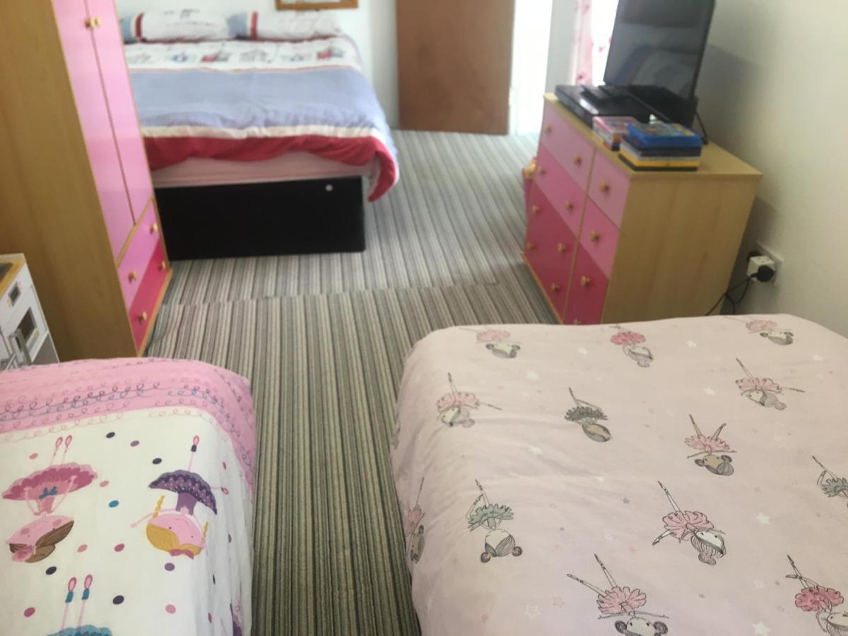 Pink House ,Opposite Beach ,Sleeps 6 , 2 Bedroom Ground Floor Self Contained Garden Flat , Private Entrance , Kitchen , Guaranteed Parking ,Wifi , Movies ,Bathroom ,Fridge , Microwave ,Bedroom 1, Double Bed & 2 Single Beds ,Bedroom 2 , Double Bed Пейнтон Экстерьер фото