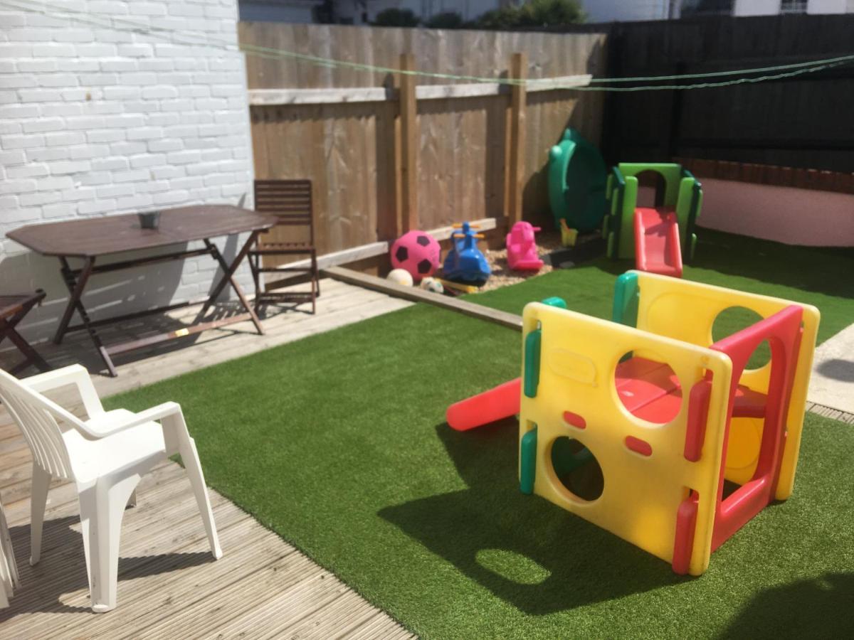 Pink House ,Opposite Beach ,Sleeps 6 , 2 Bedroom Ground Floor Self Contained Garden Flat , Private Entrance , Kitchen , Guaranteed Parking ,Wifi , Movies ,Bathroom ,Fridge , Microwave ,Bedroom 1, Double Bed & 2 Single Beds ,Bedroom 2 , Double Bed Пейнтон Экстерьер фото